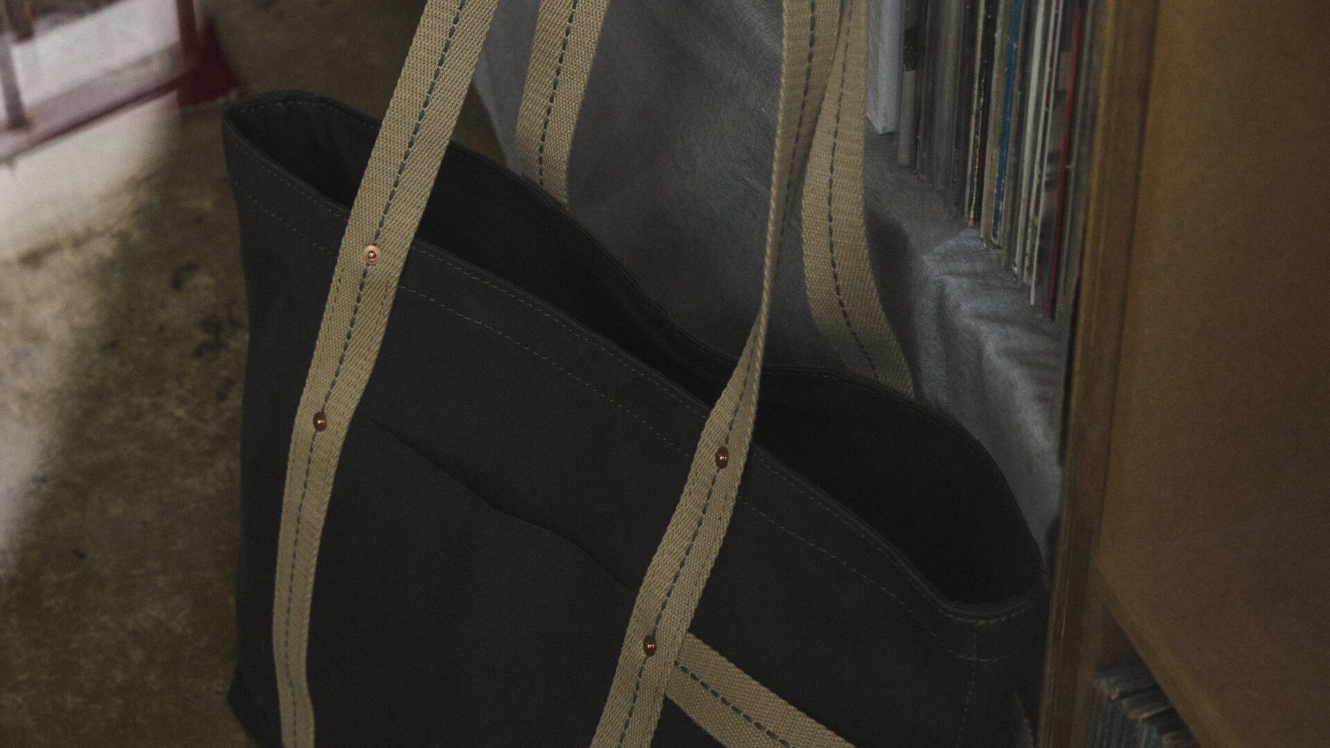 한파 속 겨울 출근 도와줘, 템베아와 카키스의 토트백 - 뉴스 썸네일 이미지